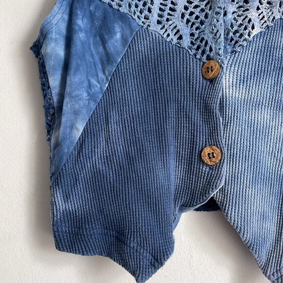 Vintage crocheted lace button up sleeveless vest tank top - Picture 3 of 6